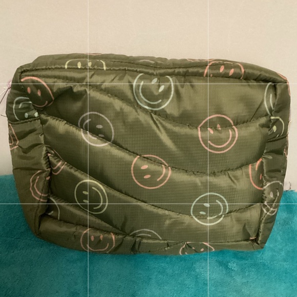 TALKING OUT OF TURN BY ANTHROPOLOGIE  BUSY BEE SMILEY COSMETIC BAG SZ OS NWT - Picture 1 of 11